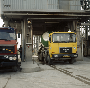 849357 Afbeelding van twee betonauto's op het terrein van de betonmortelfabriek BEFU B.V. (Elektronweg 40) te Utrecht.